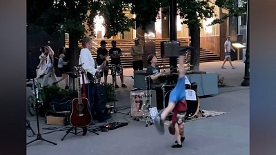 В Челябинске мальчик сыграл на барабанах в центре города