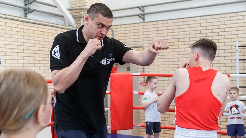 Олимпийский чемпион по боксу Евгений Тищенко провел мастер-класс для юных бойцов в Карабаше