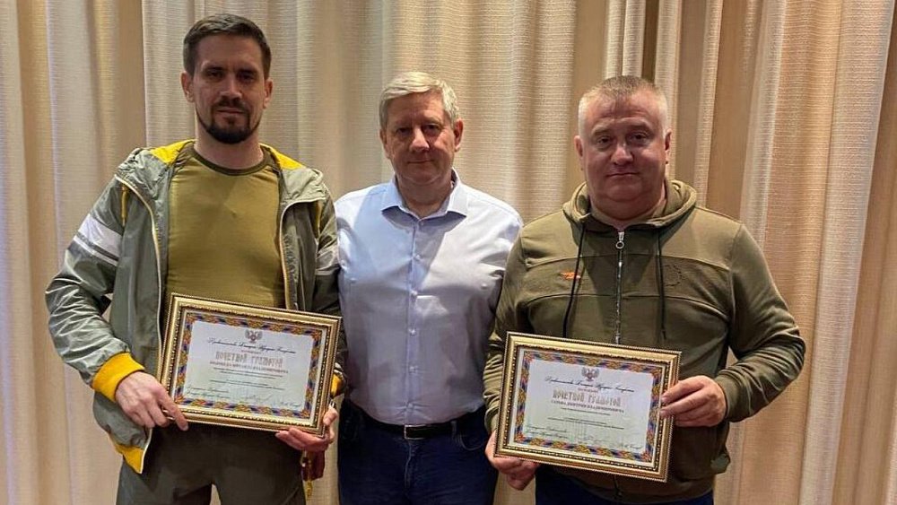 Южноуральцы получили почетные грамоты за восстановление Донбасса