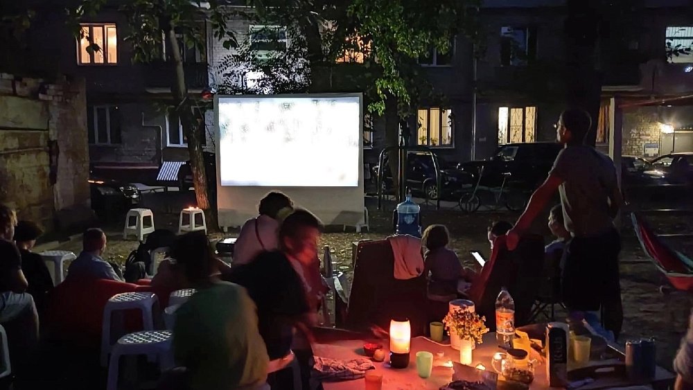 В одном из дворов Челябинска открывают бесплатный летний кинозал