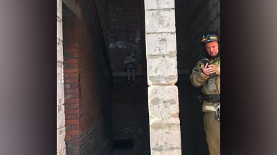 В Челябинске спасатели эвакуировали ребенка из недостроя