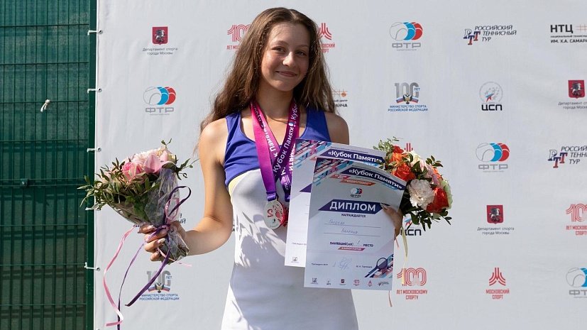 Татуировкасы бар жалаңаш брюнетка фотосы Әртүрлі әйелдердің порнографиясын жақыннан қараңыз