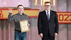 Алексей Текслер вручил награды работникам Челябинского тракторного завода