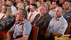 Алексей Текслер вручил награды работникам Челябинского тракторного завода