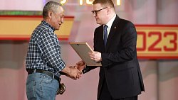 Алексей Текслер вручил награды работникам Челябинского тракторного завода