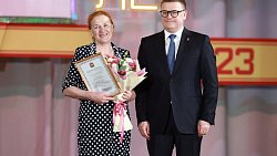 Алексей Текслер вручил награды работникам Челябинского тракторного завода