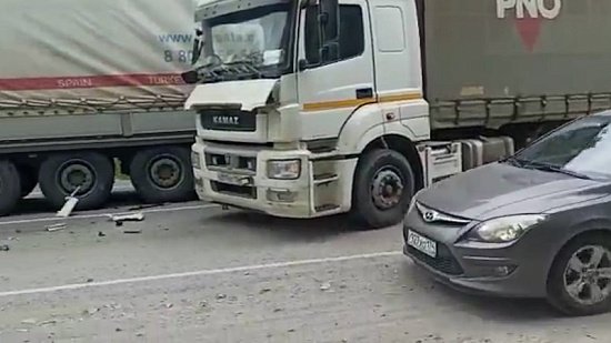В Челябинской области на трассе М-5 столкнулись два грузовика и легковушка