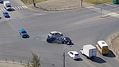 В Челябинске три автомобиля столкнулись в массовом ДТП