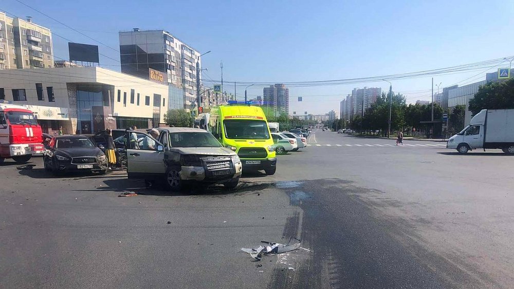 В Челябинске два человека госпитализированы после ДТП на Северо-Западе