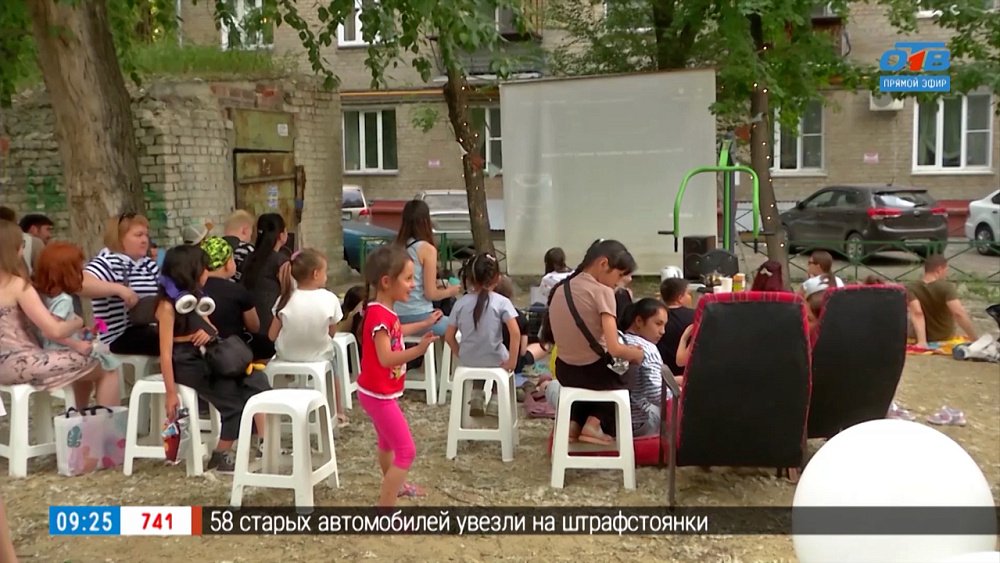 Дружба с соседями в сюжете «Кино во дворе»