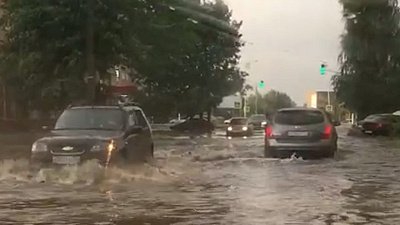 В Южноуральске затопило улицы из-за ливня