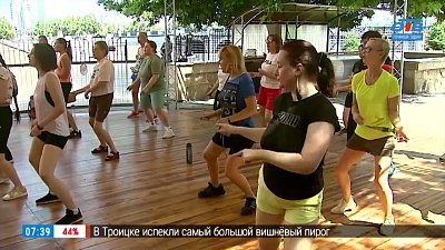 Знакомимся со стилем «сальсейшн» в сюжете «Танцы возле музея»