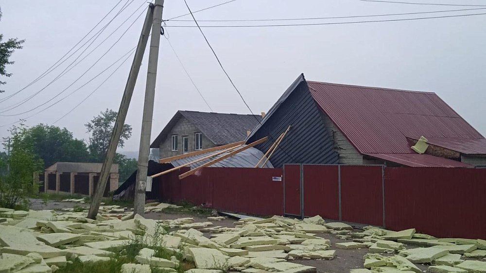В Челябинской области ураганом снесло крыши дома и поселкового клуба