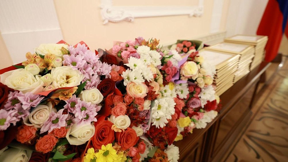 Алексей Текслер наградил 50 лучших соцработников Челябинской области