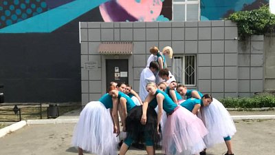 В Челябинске артисты станцевали партию из сериала «Балет» на улице