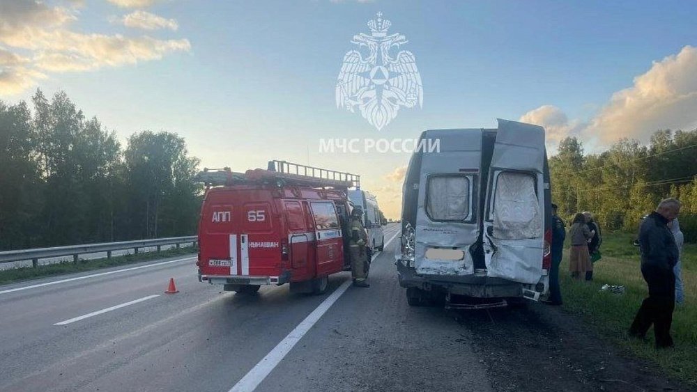 На трассе в Челябинской области фура врезалась в маршрутку с пассажирами