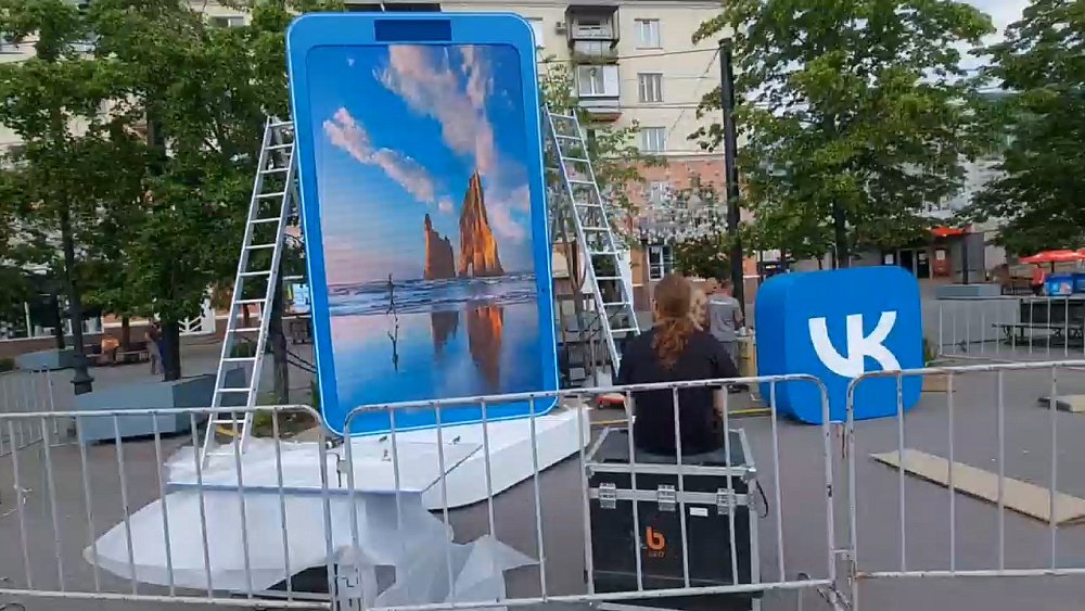 На челябинской Кировке установили экран для видеосвязи с другими городами