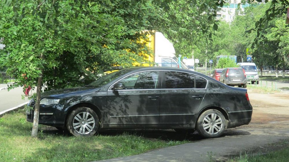 В Челябинске автомобилисты лишились 4,6 млн рублей за парковку на газоне