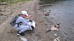 В Челябинской области сотни жителей «запретки» отправились очищать берег озера от битого стекла