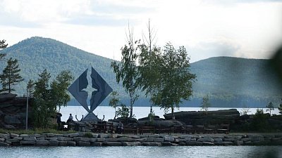 На озере Тургояк в Челябинской области открыли стелу «Альбатрос»