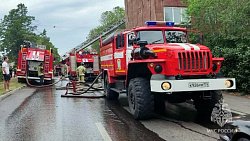 Пожар в трехэтажном частично расселенном доме произошел в Магнитогорске