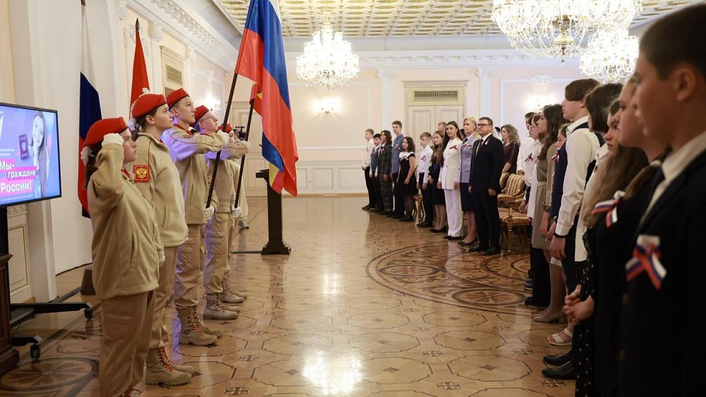 Алексей Текслер вручил первые паспорта лучшим школьникам Челябинской области