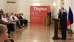 Алексей Текслер вручил первые паспорта лучшим школьникам Челябинской области