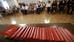 Алексей Текслер вручил первые паспорта лучшим школьникам Челябинской области