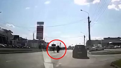 Девушка на мотоцикле в Магнитогорске сбила женщину, которая внезапно выскочила под колёса