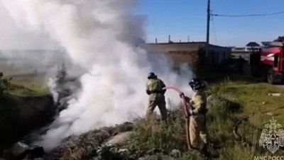 В Каслях пожарные потушили горящую свалку