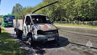 В Снежинске загорелся припаркованный грузовик