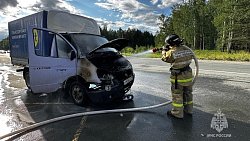 В Снежинске загорелся припаркованный грузовик