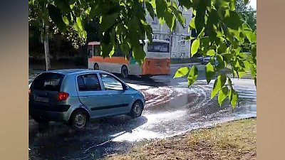 Течет вода, течет ручей: в Озерске засняли коммунальную аварию