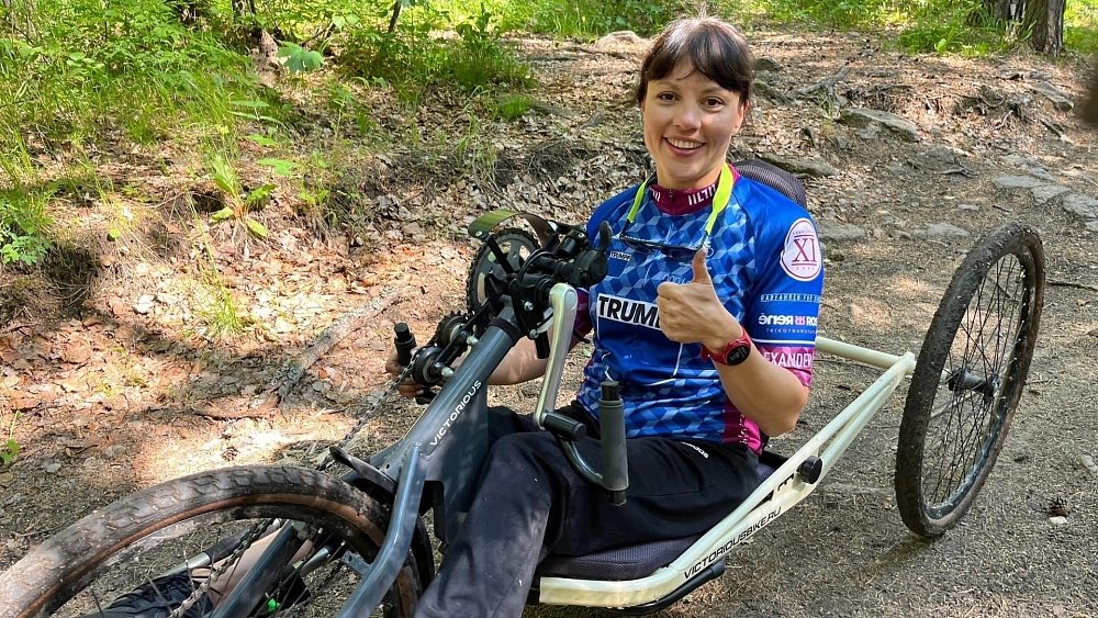 Инклюзивная спортсменка из Миасса обогнула озеро Тургояк на хендбайке