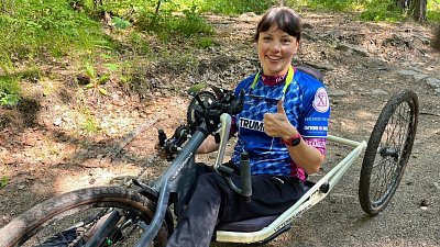 Инклюзивная спортсменка из Миасса обогнула озеро Тургояк на хендбайке