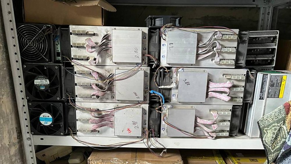 Жильцы челябинской многоэтажки нашли предполагаемую майнинг‑ферму в колясочной