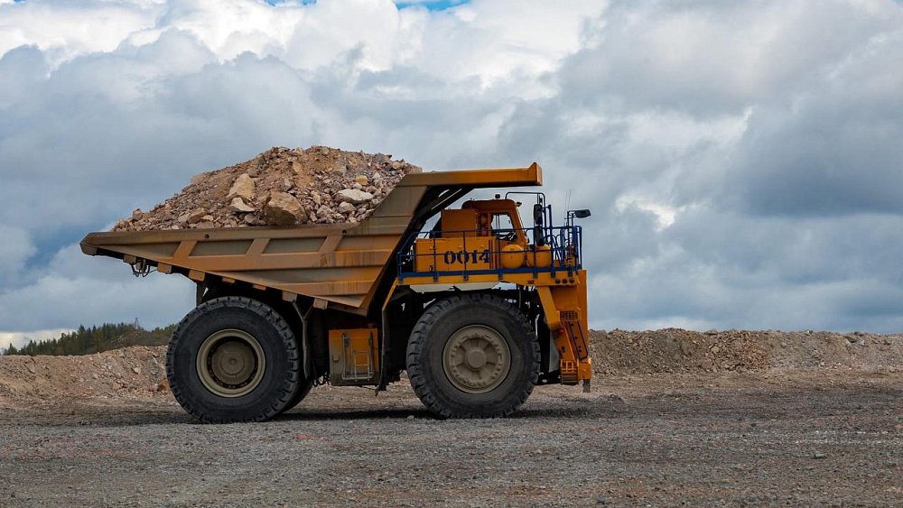 В Сатке водитель БелАЗа погиб после падения самосвала с высоты