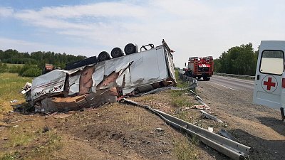 Грузовик улетел с дороги и перевернулся после столкновения в Челябинской области
