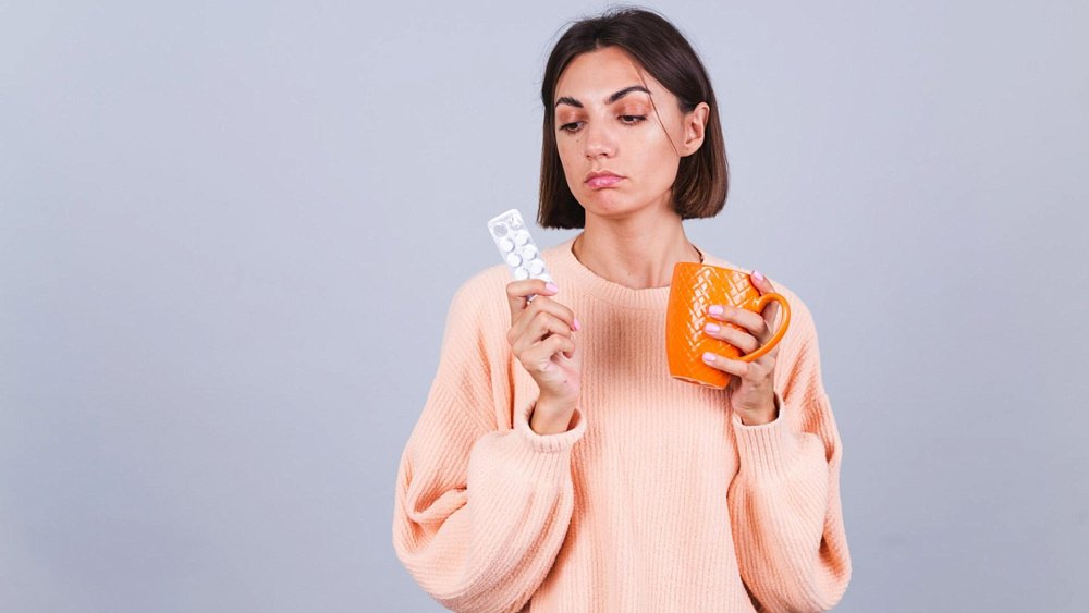 Почему опасно запивать лекарства не водой