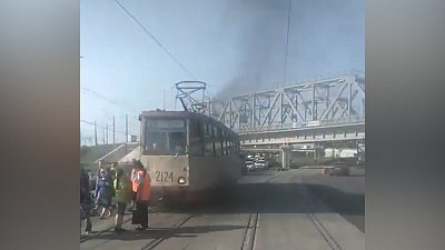 Пассажиры трамвая в Челябинске засняли возгорание двигателя