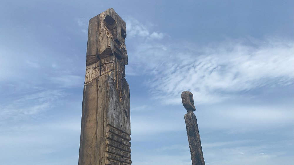 На Аркаиме открыли аллею деревянных идолов