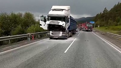 Реверсивное движение из-за сломанного грузовика ввели на трассе в Челябинской области