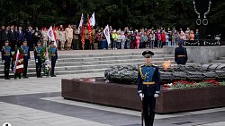 Алексей Текслер возложил цветы в память о погибших в Великой Отечественной войне