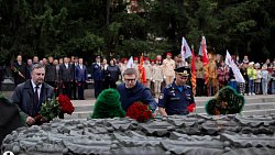Алексей Текслер возложил цветы в память о погибших в Великой Отечественной войне