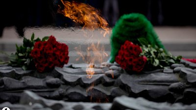 В День памяти и скорби в Челябинске возложили цветы и венки к Вечному огню