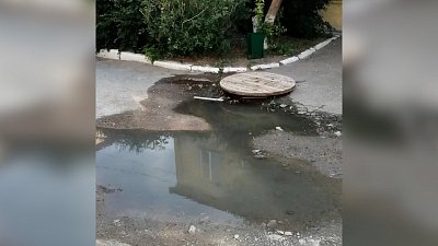 Жители Троицка жалуются на фекальную речку возле жилых домов