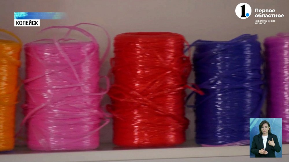 Жительница Копейска вяжет для бойцов СВО мочалки