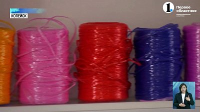 Жительница Копейска вяжет для бойцов СВО мочалки