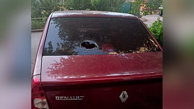 В Магнитогорске пенсионерка бросила камень в стекло автомобиля