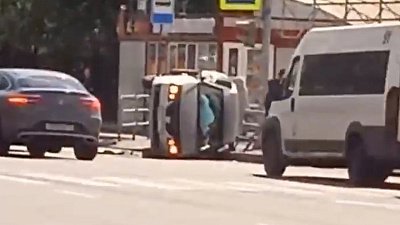 В Челябинске автомобиль перевернулся и снес дорожное ограждение